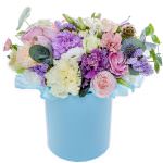 Цветы в коробке с эустомами